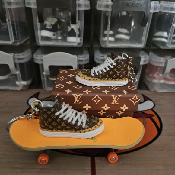 Fashion pair of mini sneakers keychain. - Picture 5 of 7